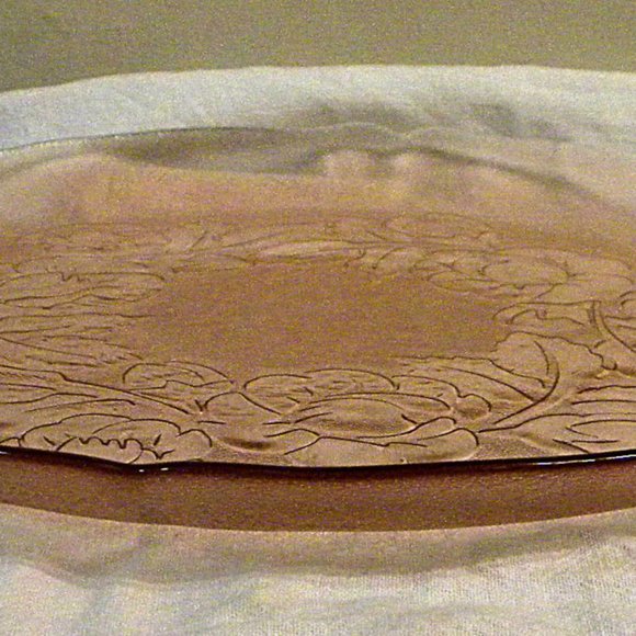 Arcoroc France 12 ½ inch diameter pink platter - Picture 2 of 4